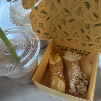 Cannolo - Desserts Near Me - Seattle, Washington Cannolo - Desserts Near Me - Seattle, Washington