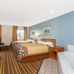 Super 8 by Wyndham Bedford - Guest room
