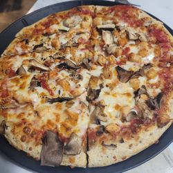 Chicken mushrooms pizza