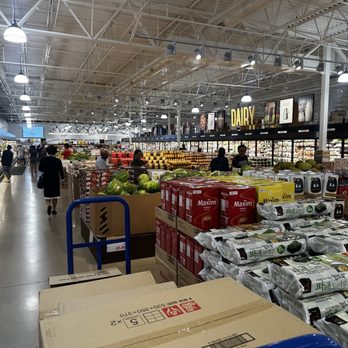 H Mart - Produce section - Food Court Near Me - Schaumburg, Illinois