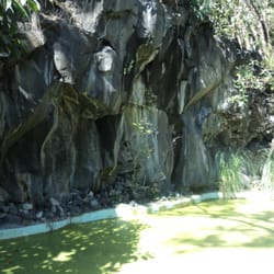 Parque de los Novios - Las piedras volcánicas con el riachuelo