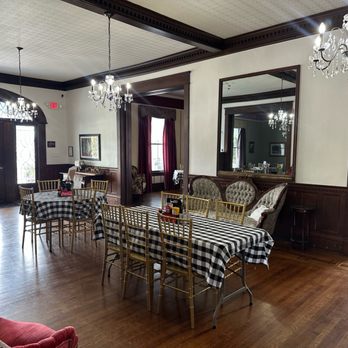The Grande Magnolia - Front entrance of restaurant - Bed & Breakfast Near Me - Benson, North Carolina