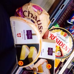 Monoprix - Four cheeses one hand! Look Ma! No hands! :)