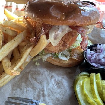 Chili's - Deluxe Crispy Chicken Sandwich - American Near Me - Fresno, California