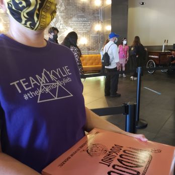 Starbucks - a woman wearing a face mask and holding a pizza box - Coffee & Tea Near Me - Orlando, Florida