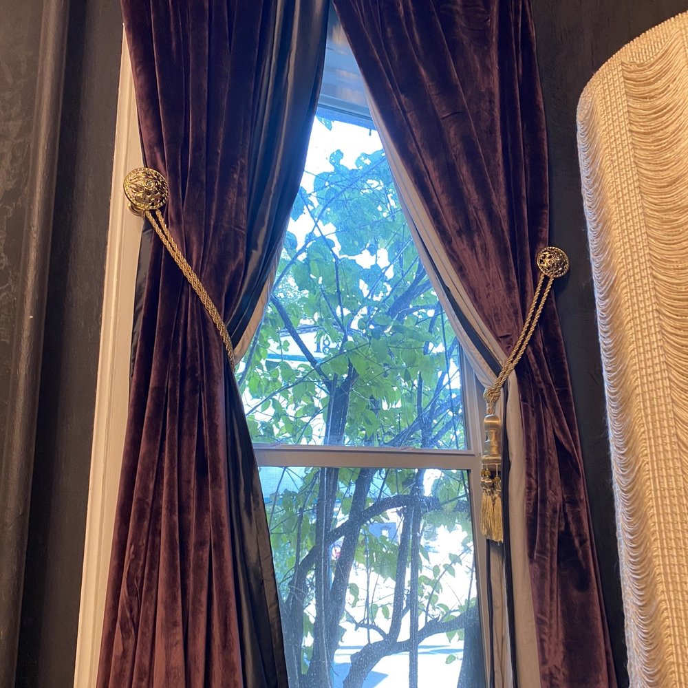 The Holiday Chalet - Giant velvet curtains! - Hotels Near Me - Denver, Colorado The Holiday Chalet - Giant velvet curtains! - Hotels Near Me - Denver, Colorado