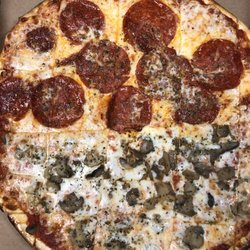 Due Laghi Pizzeria - Thin pizza