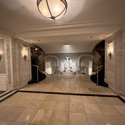 The Blackstone, Autograph Collection - Side entrance to concourse