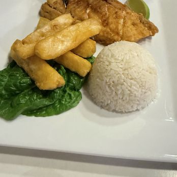 Best Ceviche Ever - Corvina frita con arroz y yuca frita - Peruvian Near Me - Boynton Beach, Florida