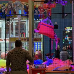 Tom Foolerys Adventure Park - Human Claw Machine