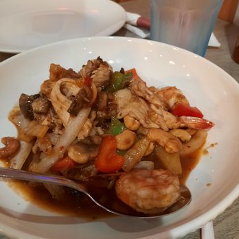 Tuk Tuk Thai Kitchen - Cashew with combo meat of beef, chicken, shrimp - Thai Near Me - Houston, Texas