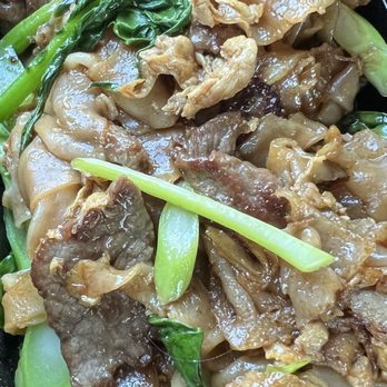 Cholada Thai Cuisine Long Beach - Beef Pad See Ew - Thai Near Me - Long Beach, California Cholada Thai Cuisine Long Beach - Beef Pad See Ew - Thai Near Me - Long Beach, California