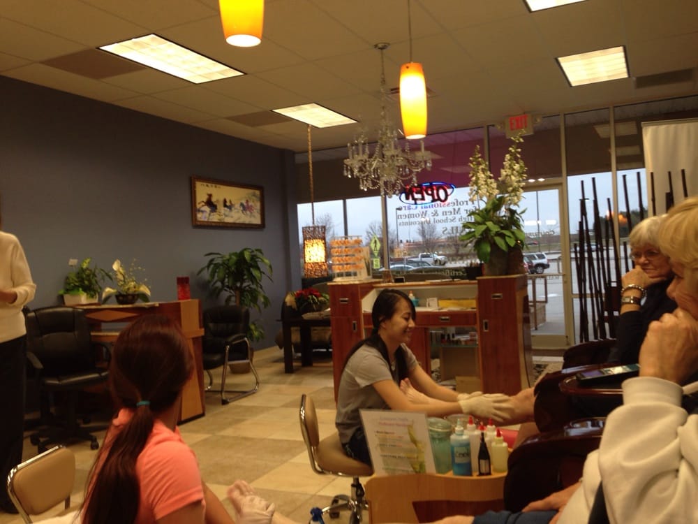 Couture Nails Logo