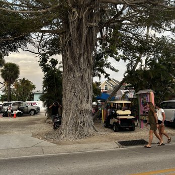 The Bubble Room - banyon tree - Desserts Near Me - Captiva, Florida