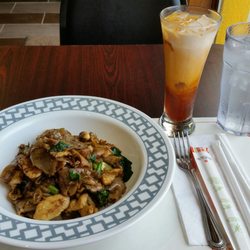 Pinto Thai Kitchen - Pad See Ew & Thai ice tea.