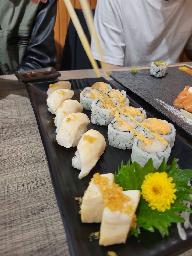 Wow Sushi Bar Logo