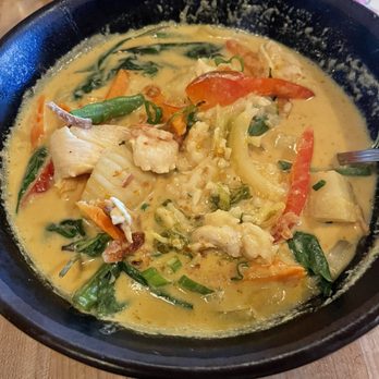 SEA Noodle Bar - Yellow curry add basil - Thai Near Me - Santa Rosa, California