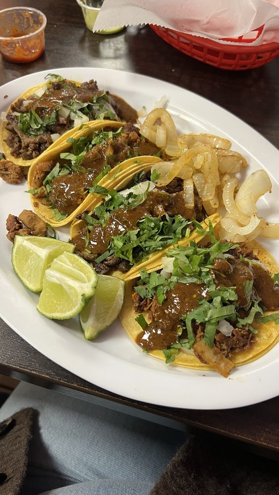 Zapata Taqueria - Photo 3