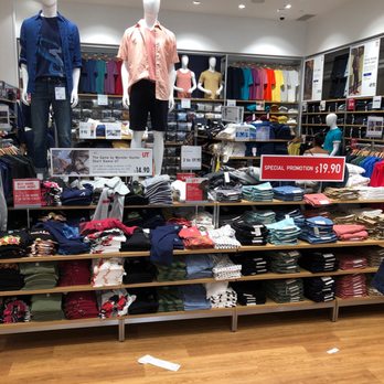 Uniqlo - Wonderful brightly lighted store - Women's Clothing Near Me - North Bethesda, Maryland Uniqlo - Wonderful brightly lighted store - Women's Clothing Near Me - North Bethesda, Maryland