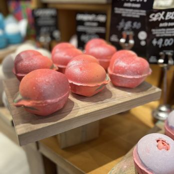 Lush - 'Peachy' bath bomb - Cosmetics & Beauty Supply Near Me - San Jose, California