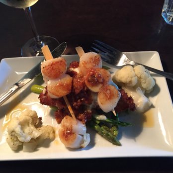 Beacon Landing Bar & Grill - Scallops with bacon jam entree - Lounges Near Me - Sidney, British Columbia