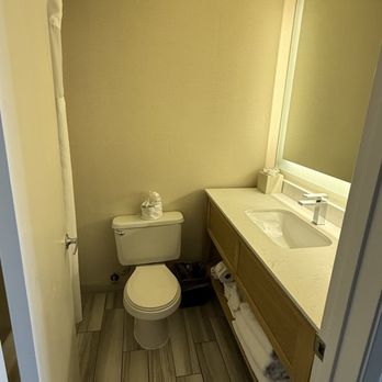 Spyglass Inn - Bathroom - Hotels Near Me - Pismo Beach, California Spyglass Inn - Bathroom - Hotels Near Me - Pismo Beach, California