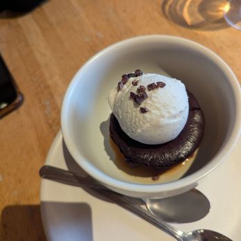 True Food Kitchen - Flourless chocolate cake with vanilla ice cream - New American Near Me - Palo Alto, California True Food Kitchen - Flourless chocolate cake with vanilla ice cream - New American Near Me - Palo Alto, California
