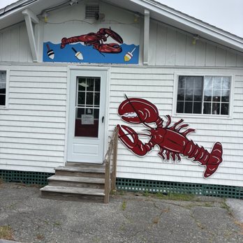 Gateway Lunt’s Lobster Pound - Cute lobster decor - Seafood Near Me - Trenton, Maine