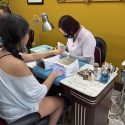 Pamper Nails - Manicure Station
