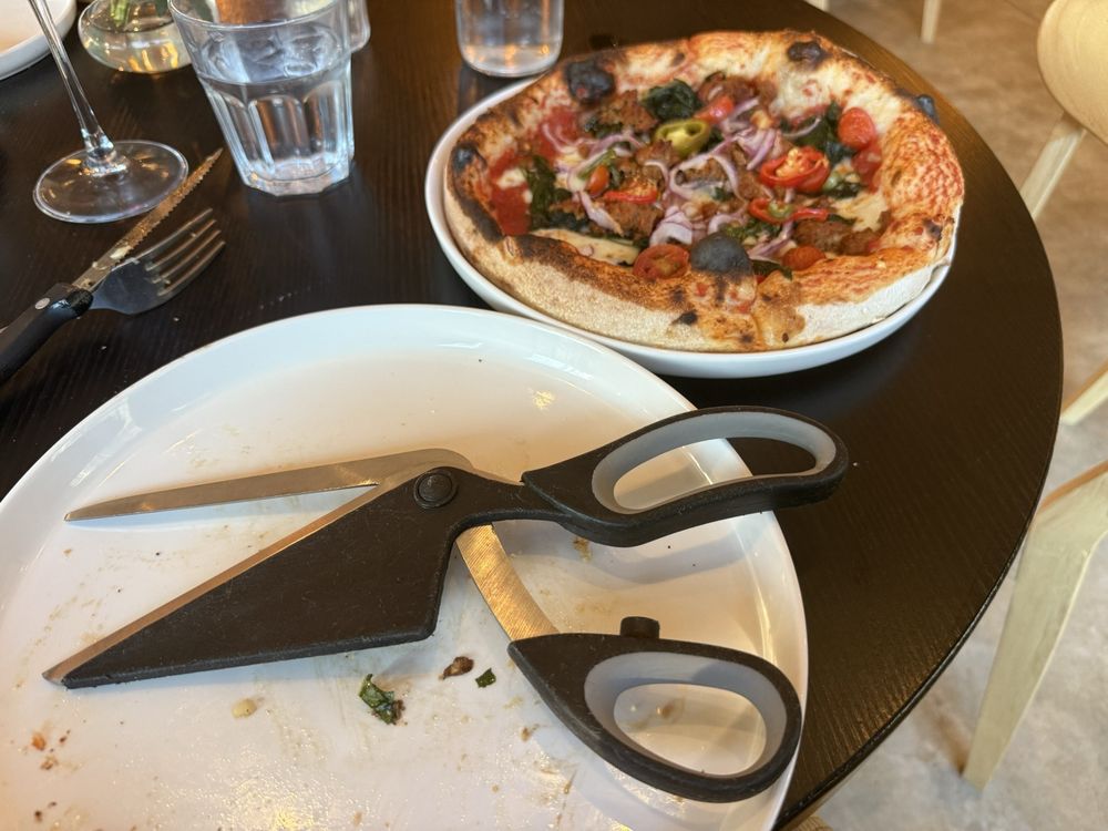 Mama Ev’s Pizzeria Logo