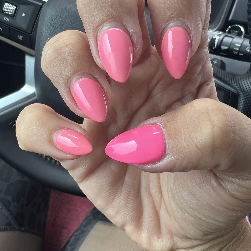 She put the WRONG COLOR on my thumb and charged me more than normal for it. Horrible owner. She put the WRONG COLOR on my thumb and charged me more than normal for it. Horrible owner.