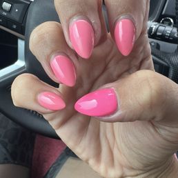 She put the WRONG COLOR on my thumb and charged me more than normal for it. Horrible owner. She put the WRONG COLOR on my thumb and charged me more than normal for it. Horrible owner.
