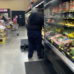 Rude store manager Marquis in plain clothing, how could anyone officially tell if he was an employee or not Rude store manager Marquis in plain clothing, how could anyone officially tell if he was an employee or not
