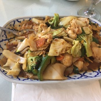 Bangkok Thai Restaurant - Chicken Phad Kee Mao (Drunken Wide Noodles) - Thai Near Me - Puyallup, Washington