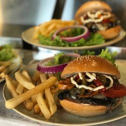 Café C - Hamburguesas y papás hechas a mano.