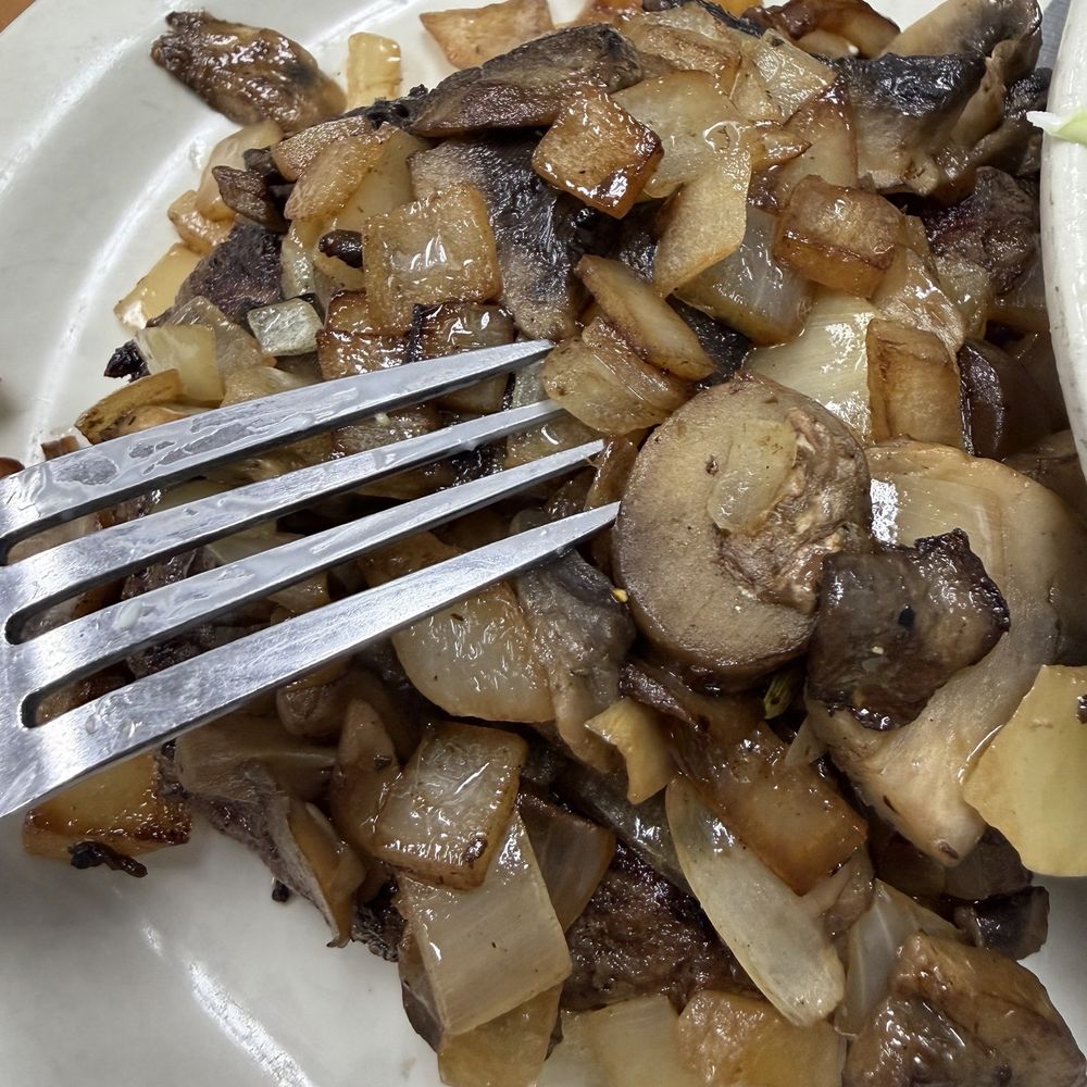 La Ports Pine Restaurant - This time I got their chopped beefsteak with mushrooms and onions, which is essentially a half pound burger without a bun - New American Near Me - Lockport, New York