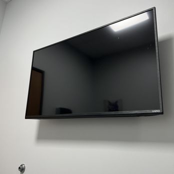 Tulsa Animal Urgent Care - TV in exam room - Veterinarians Near Me - Tulsa, Oklahoma Tulsa Animal Urgent Care - TV in exam room - Veterinarians Near Me - Tulsa, Oklahoma