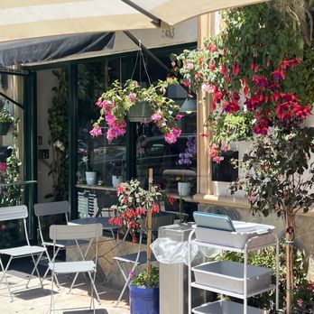 Kraft Vermicelli - A small portion of the patio seating with many plants and flowers - Cafes Near Me - Camarillo, California