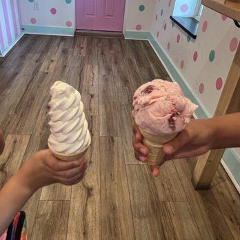 Stowe Sweets - Vanilla cremee - Ice Cream & Frozen Yogurt Near Me - Stowe, Vermont Stowe Sweets - Vanilla cremee - Ice Cream & Frozen Yogurt Near Me - Stowe, Vermont