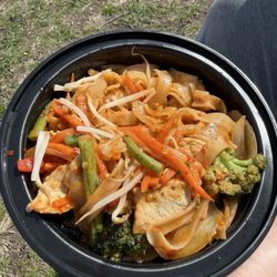 Pinto Thong Thai Cuisine - Drunken Noodles
