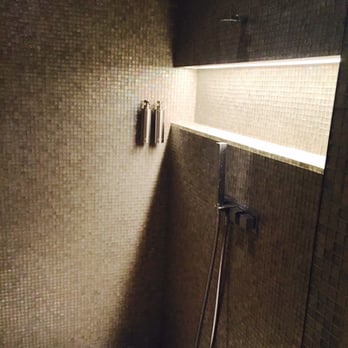 Armani Spa - Spazio docce: ogni doccia è singola e chiusa e questo è l'interno di ognuna - Day Spas Near Me - Milan, Michigan