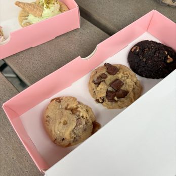 Crumbl - Menifee - Minis - Bakeries Near Me - Menifee, California