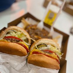 Carneys - Cheeseburger with Lettuce, Tomato, Pickles and Onions