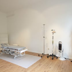 Praxis von Kempen - Behandlungszimmer Liege