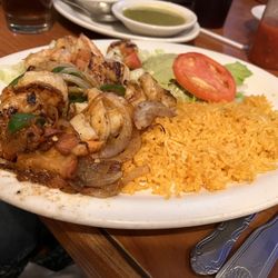 Camarones Mexicano.  Great flavor!  And of course the extra salsas in the background.