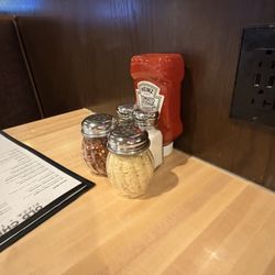 Old Chicago Pizza + Taproom - Booth tabletop