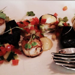 Pinot Plus - Entree - a perfect match of fried black pudding and scallops with a fresh salsa. I love eating good food that's well plated!