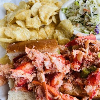 Sam's Chowder House - Lobster roll - Seafood Near Me - Half Moon Bay, California