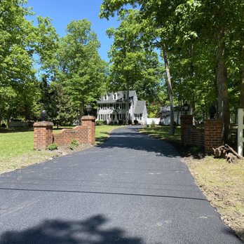 Emge Paving - Great curb appeal and smooth transition from drive to road. - Masonry/Concrete Near Me - Chester, Virginia