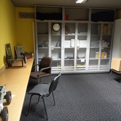Fahrschule Roland Kuch - Büroraum mit Fahrschul-Utensilien